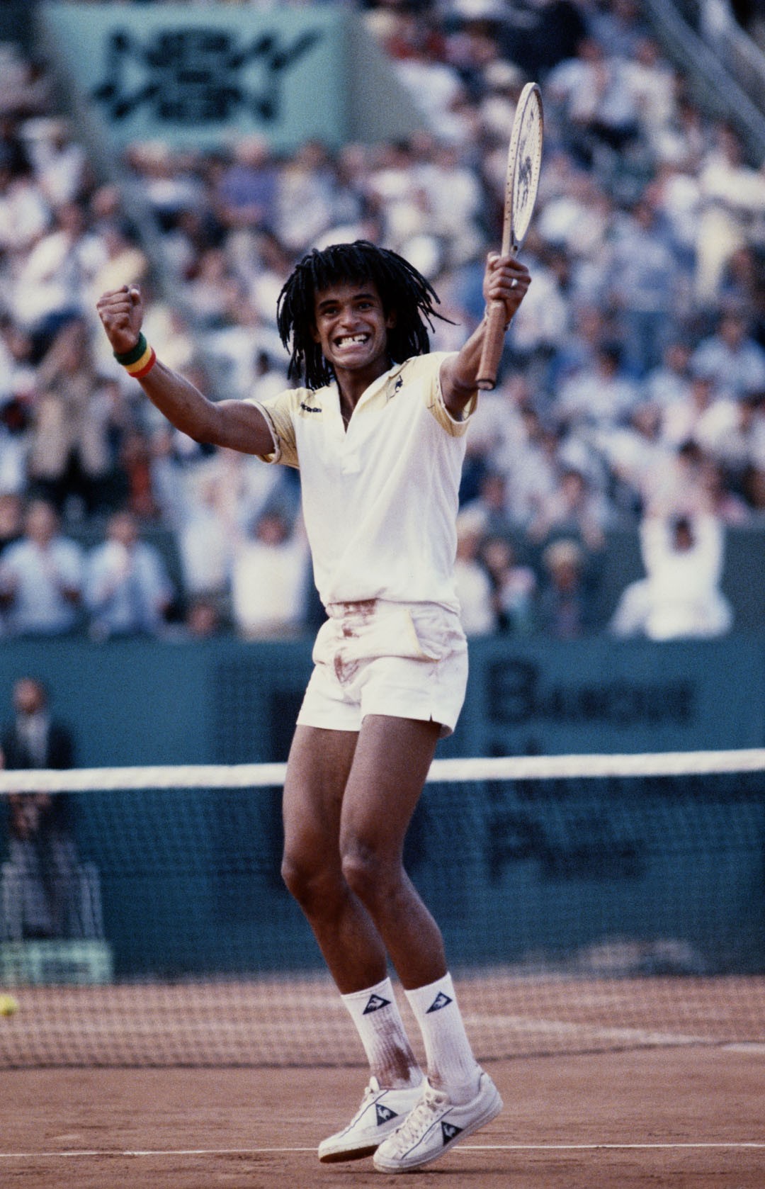 JUN 1983:  YANNICK NOAH OF FRANCE CELEBRATES AFTER WNNING THE MEN's SINGLES TITLE AT THE 1983 FRENCH OPEN GRAND SLAM. (Foto: Getty Images)