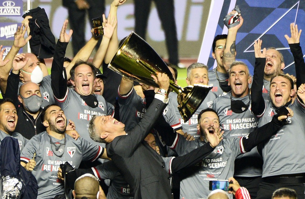 Crespo levanta a taça de campeão paulista pelo São Paulo — Foto: Marcos Ribolli