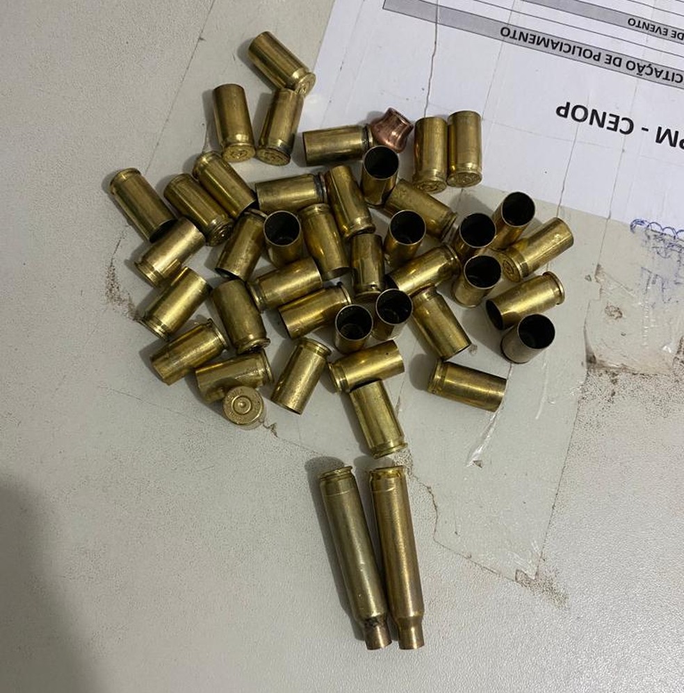 Estojos de munição de fuzil e pistola também foram encontrados e apreendidos. — Foto: Divulgação/SSP-BA