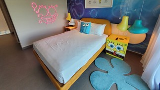 Um dos quartos da Pineapple Suite, com decoração inspirada em Bob Esponja, no Nickelodeon Hotel & Resort Riviera Maya — Foto: Eduardo Maia / O Globo