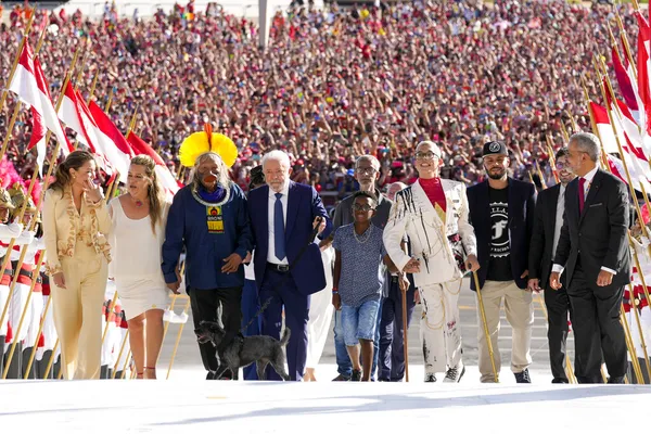 Luiz Inácio Lula da Silva chega ao Palácio do Planalto com grupo que representa diversos segmentos da sociedade após sua posse como novo presidente em Brasília, Brasil, domingo, 1º de janeiro de 2023 — Foto: AP Photo/Eraldo Peres