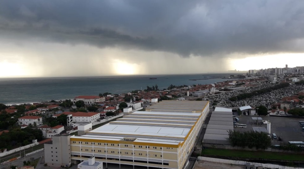 Chuva nesta segunda-feira no Bairro Jacarecanga. — Foto: Marcos Feliciano/Arquivo Pessoal