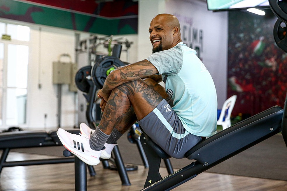 Felipe Melo levou uma pancada contra o Olimpia e foi vetado — Foto: Lucas Merçon / Fluminense FC