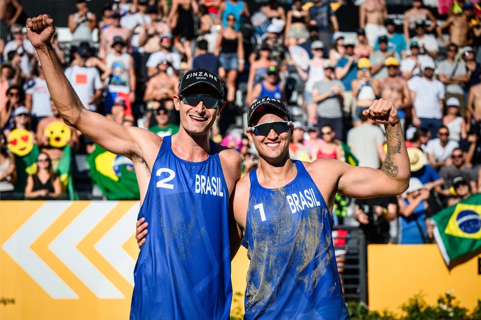 André e George  ficam com a medalha de bronze no Mundial de Roma de Vôlei de Praia — Foto: Fivb