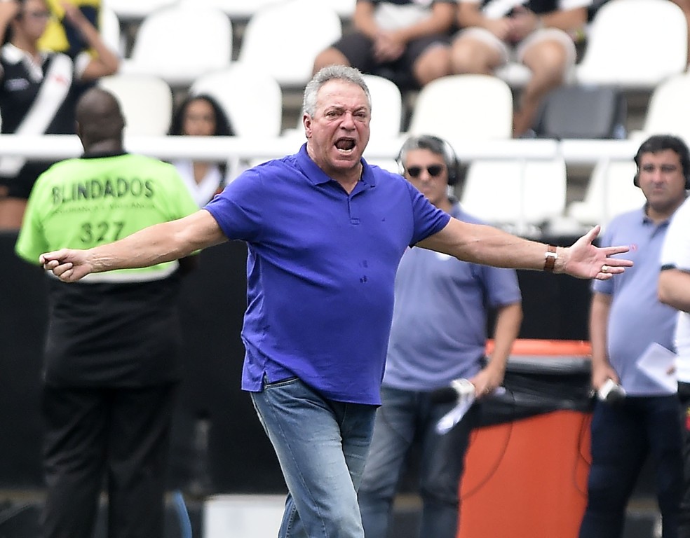 Abel Braga lamentou a derrota para o Botafogo e se disse orgulhoso da atuação do Vasco — Foto: André Durão