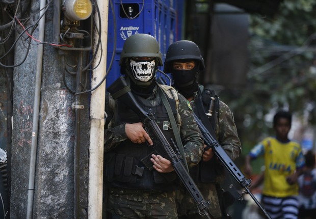 Militares usam máscaras durante ocupação na favela da Rocinha no Rio para combater confrontos entre facções de traficantes de drogas  (Foto: Fernando Frazão/Agência Brasil)