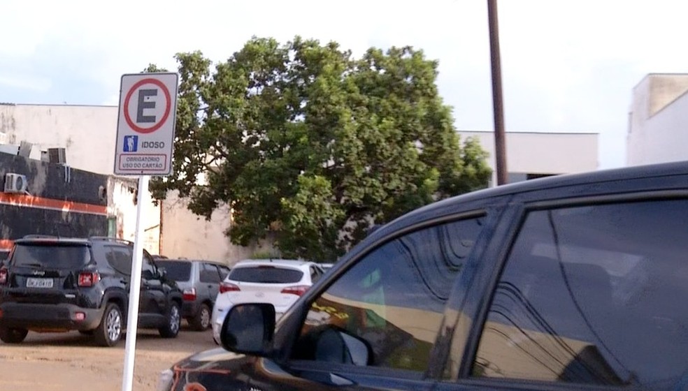 Motoristas em condições especiais reclam da falta de respeito nos estacionamentos — Foto: Reprodução/TV Anhanguera