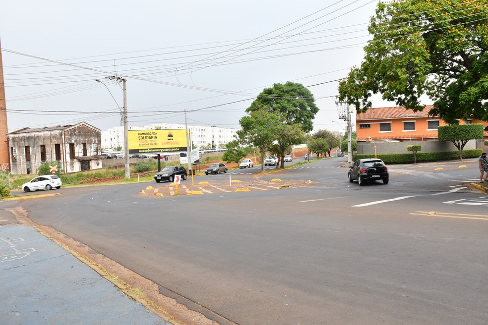 Obras na rotatória entre a Rua José Claro e a Avenida Ademar de Barros devem deixar trânsito lento — Foto: Marcos Sanches/Secom