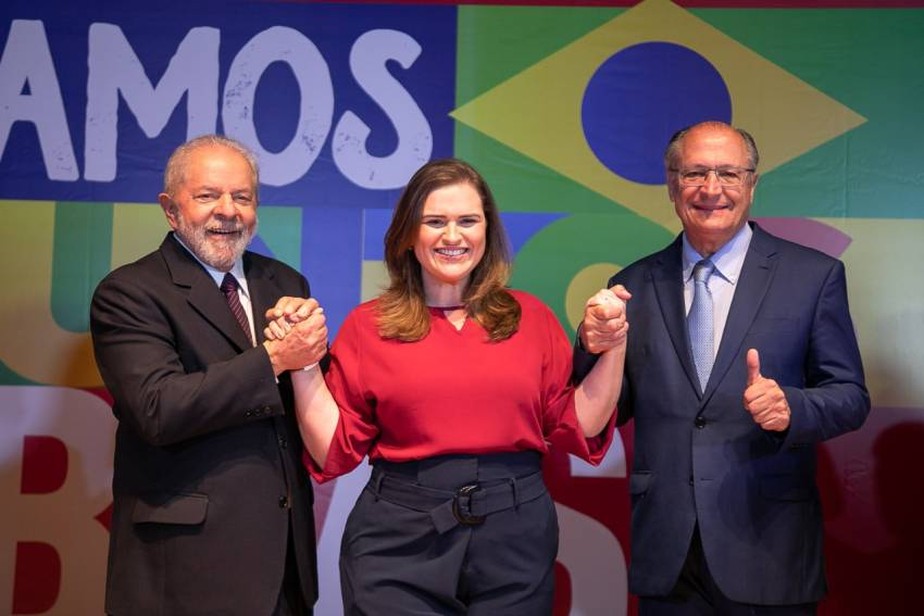 Marília Arraes posa ao lado de Lula e Alckmin