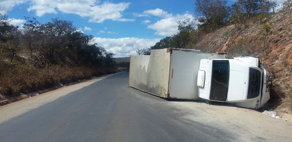 Caminhão tombou na pista (Foto: Polícia Rodoviária Federal/ Divulgação)