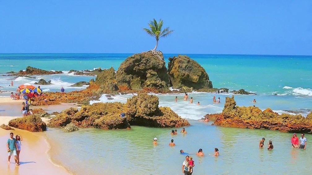 Praia de Tambaba, na Paraíba, oferece prática naturista