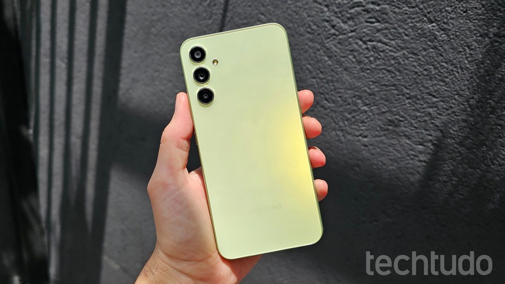 Galaxy A34 tem c&acirc;mera tripla &mdash; Foto: Th&aacute;ssius Veloso/TechTudo