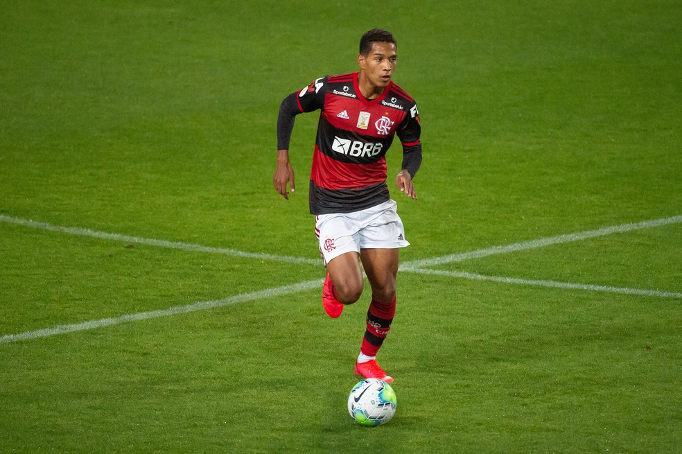 João Lucas está entre os jogadores que viajaram para o Equador — Foto: Alexandre Vidal / Flamengo
