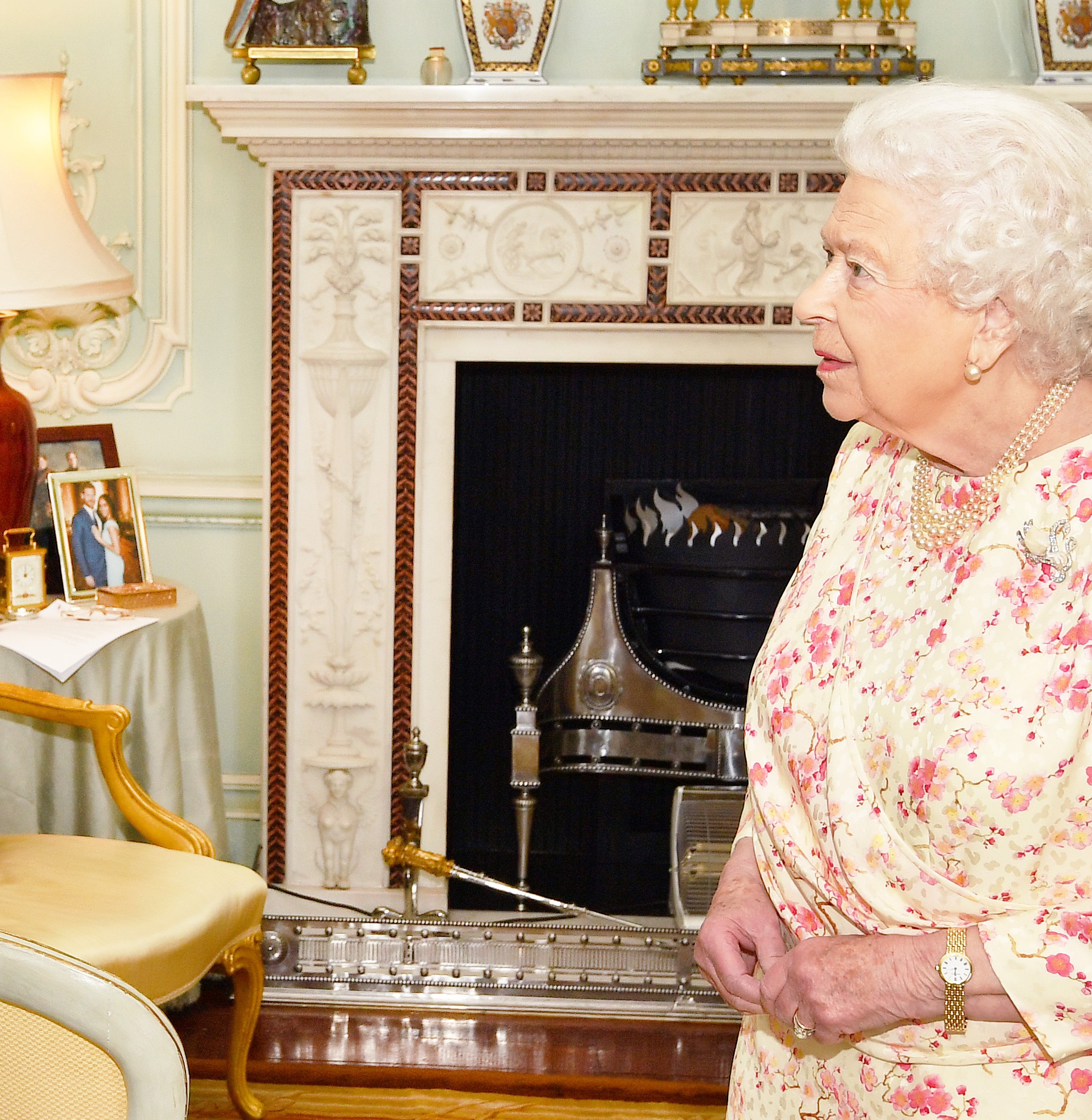 Rainha Elizabeth tem foto de Harry e Meghan em sua sala de estar (Foto: Getty Images)