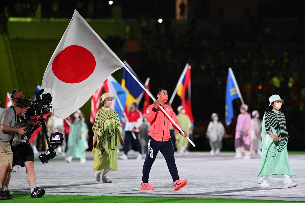 Porta-bandeira do Japão na cerimônia de encerramento dos Jogos Olímpicos de Tóquio em 8 de agosto de 2021. — Foto: Pedro Pardo/AFP