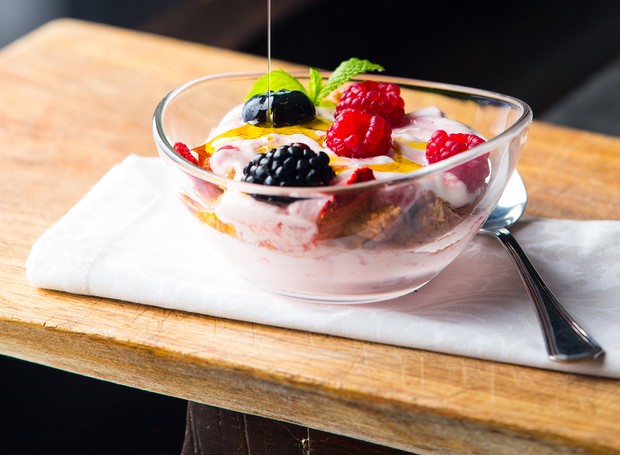 Finalize seu iogurte com frutas vermelhas e um fio de azeite (Foto: Divulgação / Gallo)