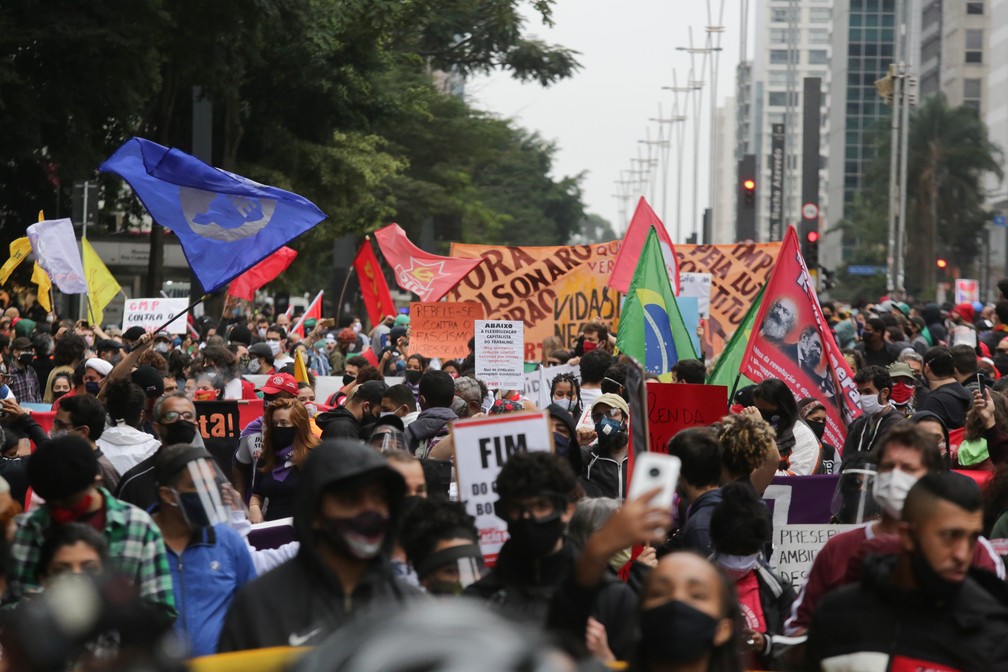 Grupos pró-democracia, que reúnem diferentes movimentos de esquerda, se reúnem para ato contra o presidente Jair Bolsonaro, na Avenida Paulista, em São Paulo, na tarde deste domingo (14)  — Foto: Fábio Vieira/Estadão Conteúdo