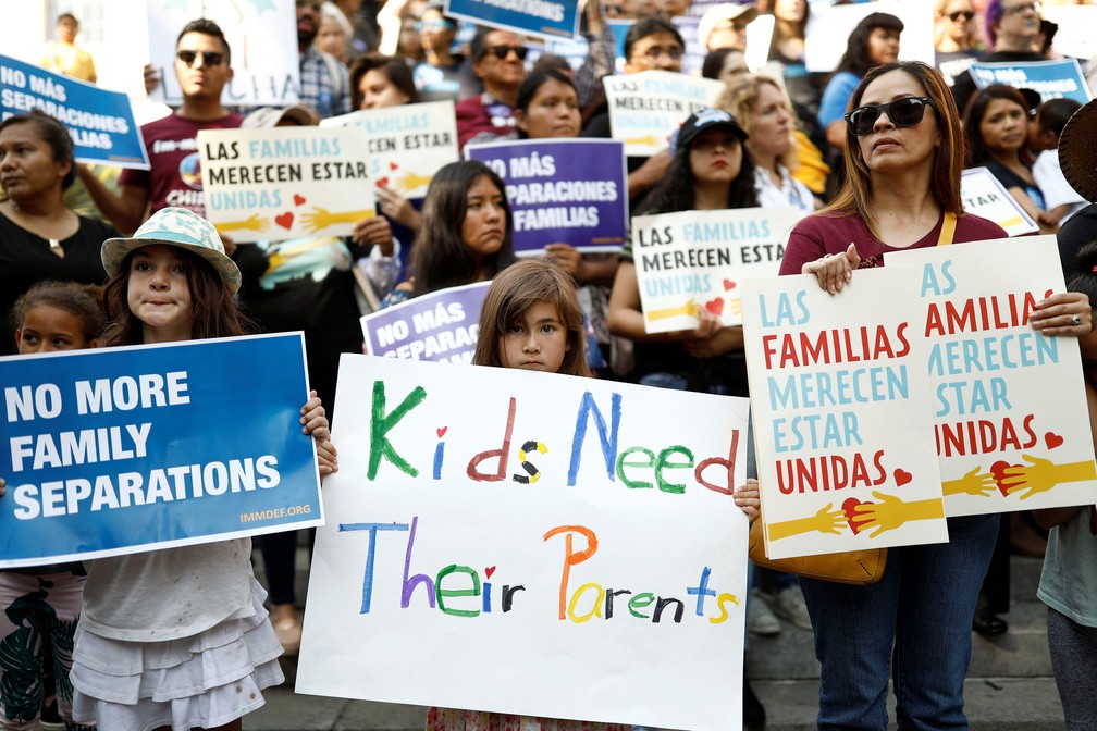 Manifestantes protestam contra separaÃ§Ã£o de famÃ­lias que entram ilegalmente nos EUA do lado de fora da prefeitura de Los Angeles (Foto: Patrick T. Fallon/Reuters)