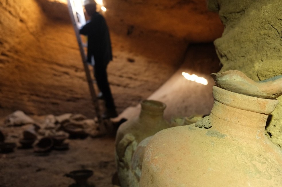 Um arqueólogo entra na caverna descoberta no parque central de Palmahim. — Foto: EMIL ALADJEM / ISRAELI ANTIQUITIES AUTHORITY / AFP