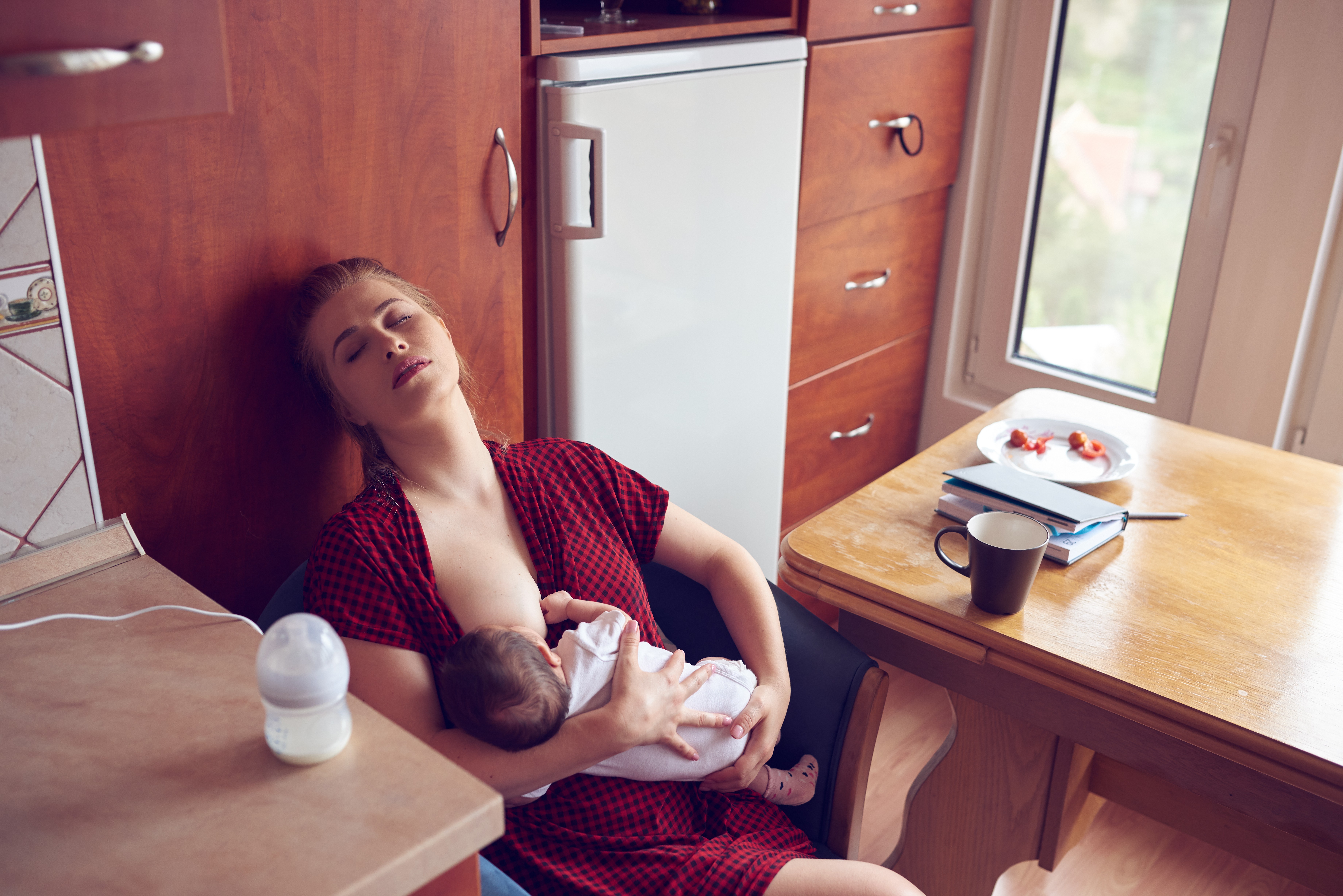 Mãe amamentando  (Foto: Getty Images)