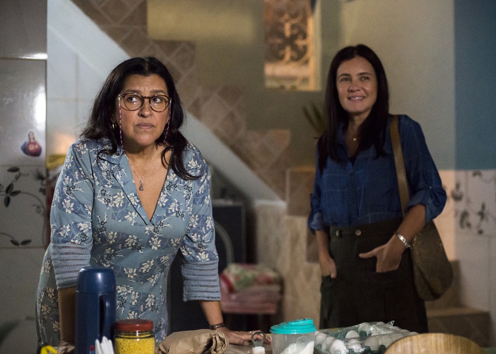 Regina Casé (Lurdes) e Adriana Esteves (Thelma) são protagonistas de 'Amor de Mãe' — Foto: Estevam Avellar/Globo
