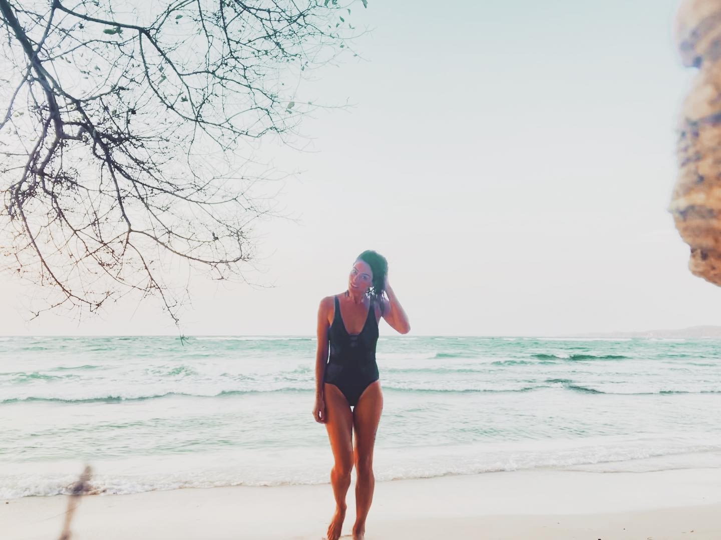 Na praia, Carol Castro dança e brinca: 'Tropeçando nas pedras do paraíso' (Foto: Reprodução / Instagram)