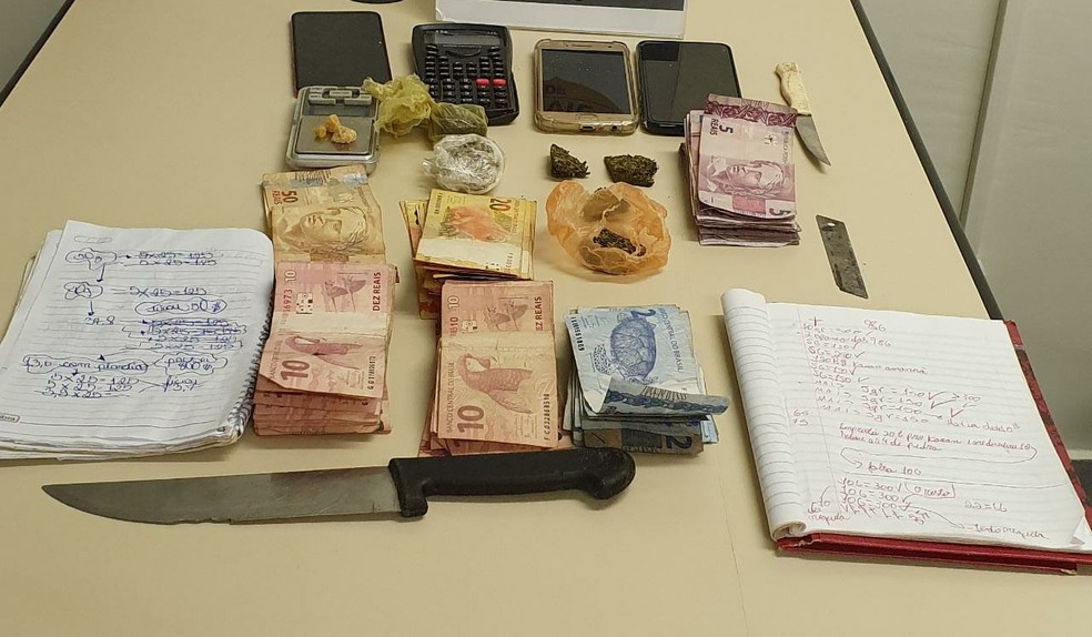 Polícia encontrou dinheiro, faca, R$ 1 mil, balança de precisão, calculadora científica, cadernos e drogas em 'escritório do tráfico' no DF — Foto: Polícia Civil/Divulgação