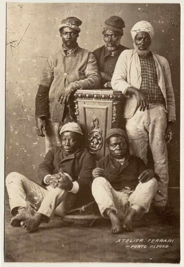 Ex-escravos fotografados em estúdio, no final do século 19, em Porto Alegre (Foto: ACERVO DO MUSEU DE PORTO ALEGRE JOAQUIM FELIZARDO/BBC)