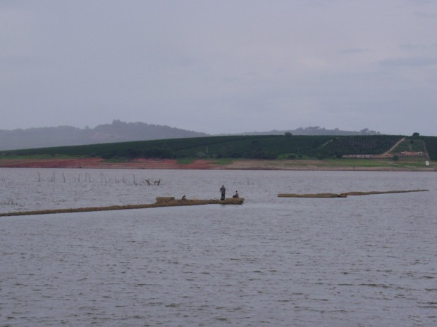 Pescadores utilizam ponte para pescaria (Foto: Wagner Rodrigues de Oliveira/ VC no G1)