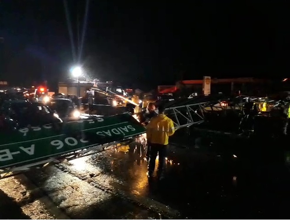 Placa de sinalização caiu na BR-101 em São José — Foto: Pedro Rockenbach/NSC TV