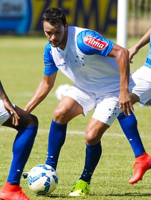Com sondagens e consultas, Charles espera contato do Cruzeiro por futuro