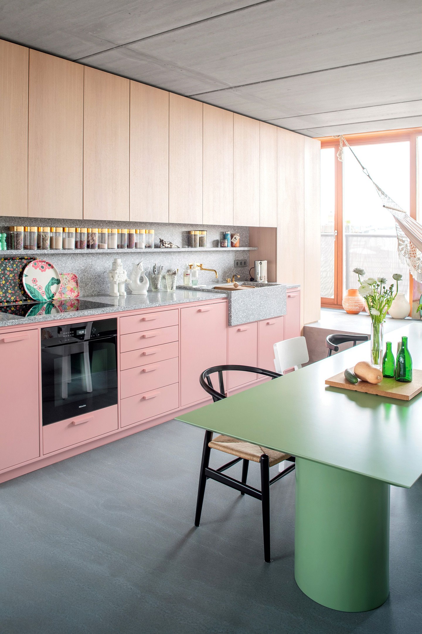 Décor do dia: rosa e verde na cozinha minimalista (Foto: JENS BÖSENBERG/Divulgação)