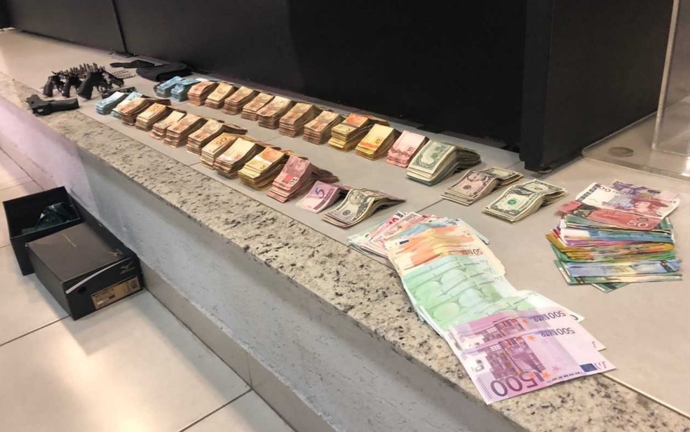 Dinheiro e armas apreendidos em casa de João de Deus — Foto: Murillo Velasco/G1