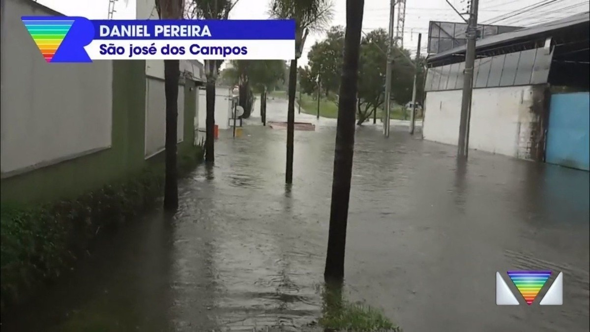 Chuva alaga ruas, derruba muro e faz casa ser interditada em São José dos Campos, SP