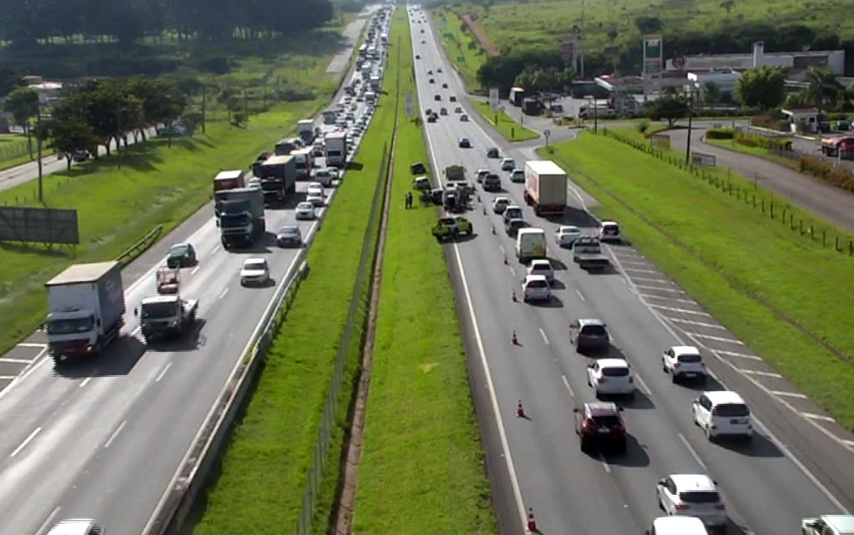 Engavetamento envolve 5 veículos e deixa trânsito lento na Rodovia D. Pedro I, em Campinas