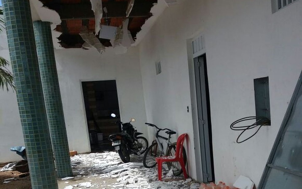 O restaurante que fica ao lado da fÃ¡brica ficou parcialmente destruÃ­do.  (Foto: ReproduÃ§Ã£o/TV Sergipe)