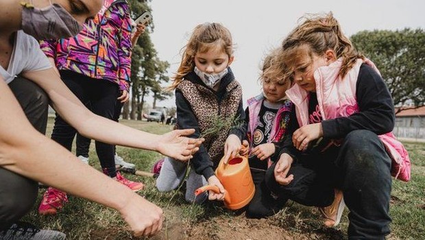 Como parte do Roots & Shoots, que foi levado para a Argentina, crianças fazem reflorestamento (Foto: JANE GOODALL INSTITUTE via BBC)