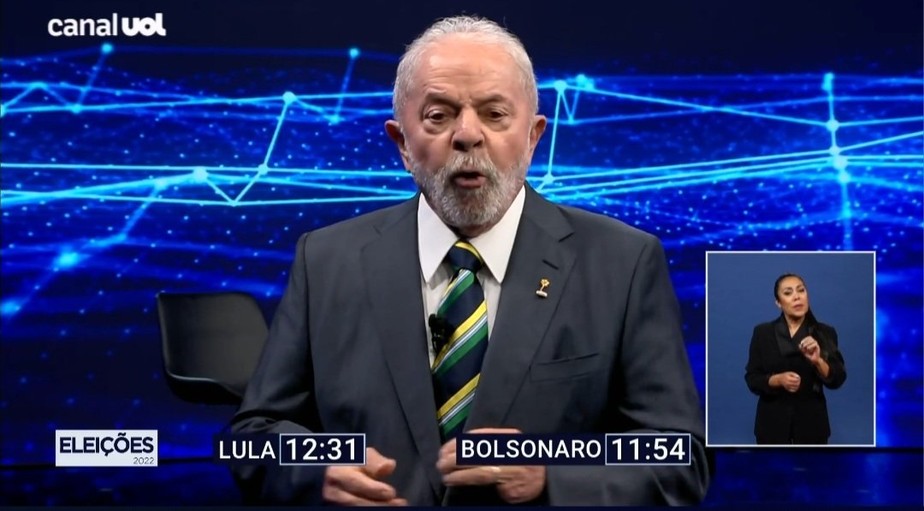 Lula de gravata verde e amarela no debate