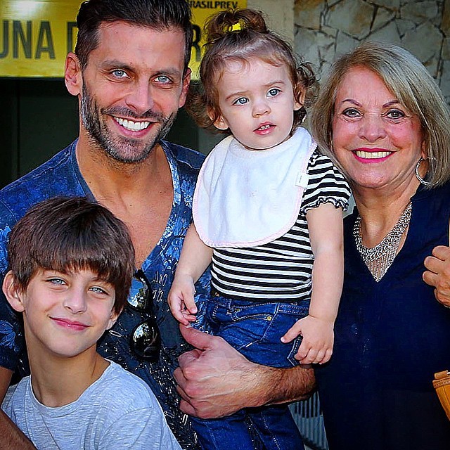 O ator Henri Castelli em família (Foto: Reprodução - Instagram)