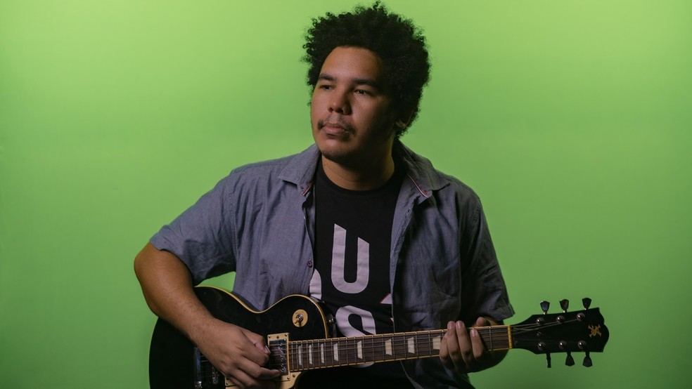 Luan Bates assina desde as composições, gravação, produção musical, mixagem e masterização — Foto: Clara Cortêz