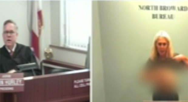 Detenta surpreendeu ao mostrar os seios para o juiz (Foto: Reprodução/YouTube/WNCN)