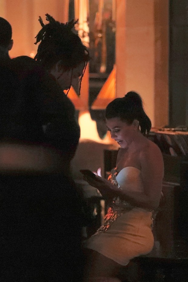 West Hollywood, CA  - *EXCLUSIVE* **WEB MUST CALL FOR PRICING** - Kourtney Kardashian and Luka Sabbat get close at the Chateau Marmont. The pair are spotted getting cozy after a night at The Nice Guy. Luka puts his arm around Kourtney as they walk in the  (Foto: BACKGRID)