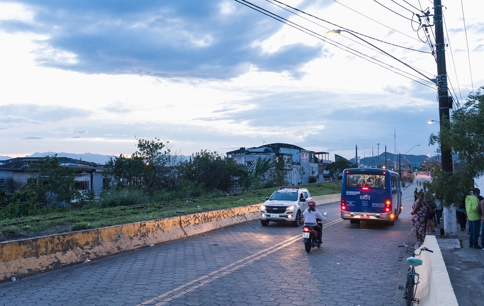 Micro-&ocirc;nibus da EMTU levam passageiros at&eacute; ponto de &ocirc;nibus de linhas intermunicipais. &mdash; Foto: C&aacute;ssio Moraes/Prefeitura de S&atilde;o Vicente