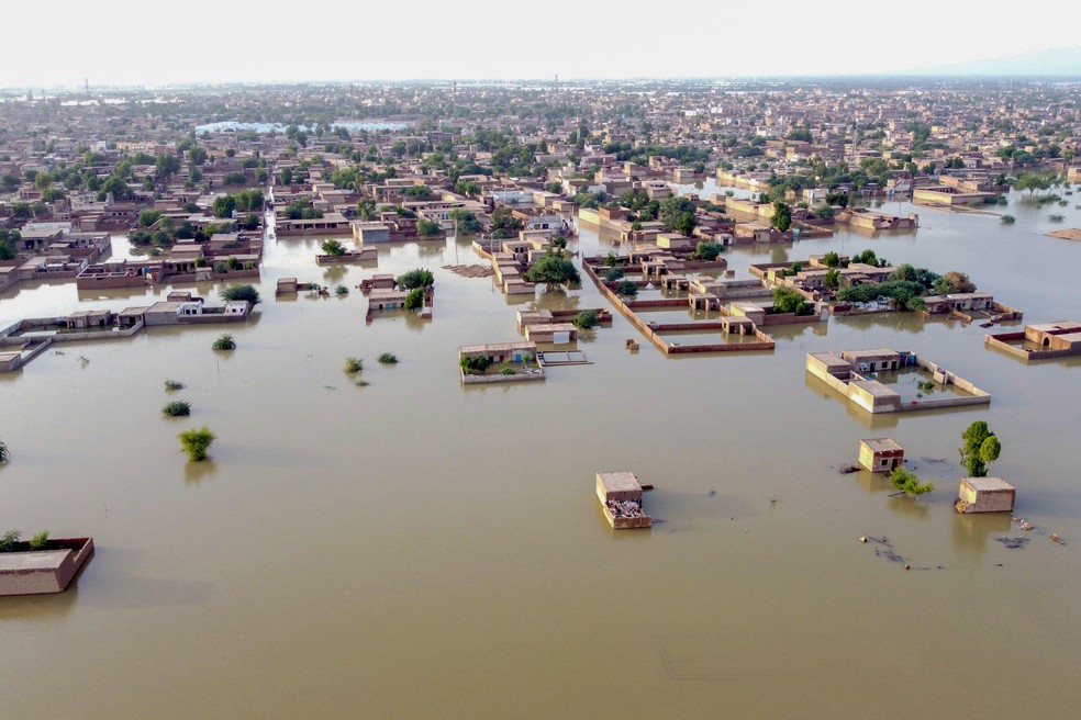 Área residencial inundada após fortes chuvas de monções na província do Baluchistão — Foto: Fida HUSSAIN/AFP