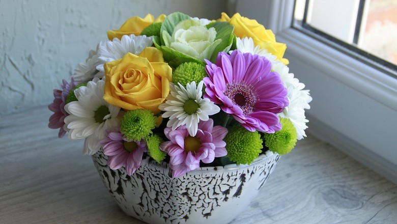 Arranjo colorido de flores decora o ambiente de forma alegre (Foto: Pixabay/Sofy43/Creative Commons)