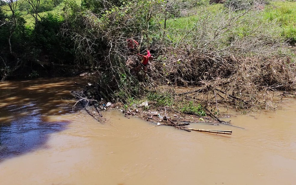 Corpo de homem é achado pelos bombeiros dentro de rio na Bahia  — Foto: Corpo de Bombeiros / Divulgação 