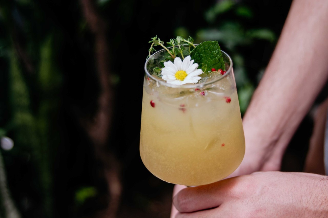 Receita exclusiva de drink para o verão leva gin, suco de laranja e maracujá (Foto: Taina Lima)