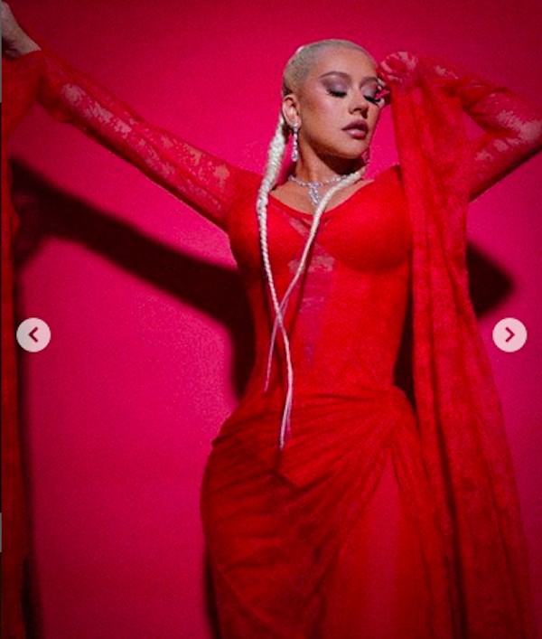 鬼レア Ibiza Club 59 Christina Aguilera Christina Aguilera capricha em decote com look vermelho e