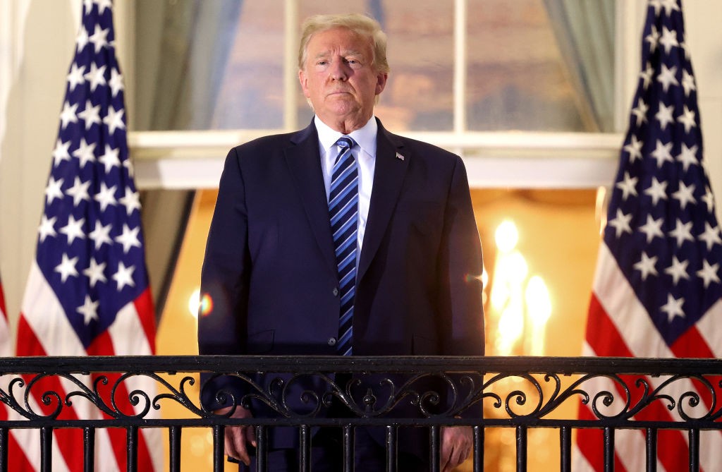 WASHINGTON, DC - OCTOBER 05: U.S. President Donald Trump stands on the Truman Balcony after returning to the White House from Walter Reed National Military Medical Center on October 05, 2020 in Washington, DC. Trump spent three days hospitalized for coron (Foto: Getty Images)