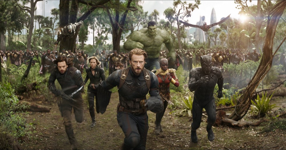 Sebastian Stan, Scarlett Johansson, Chris Evans, Mark Ruffalo, Danai Gurira, Chadwick Boseman, Anthony Mackie em cena de 'Vingadores: Guerra Infinita' (Foto: DivulgaÃ§Ã£o)